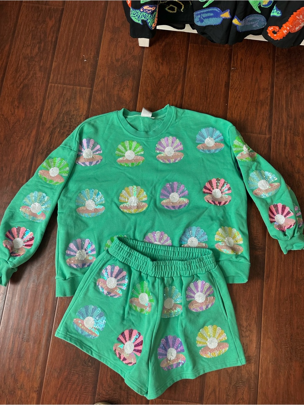 QUEEN OF SPARKLES clamshell sweatshirt and shorts set